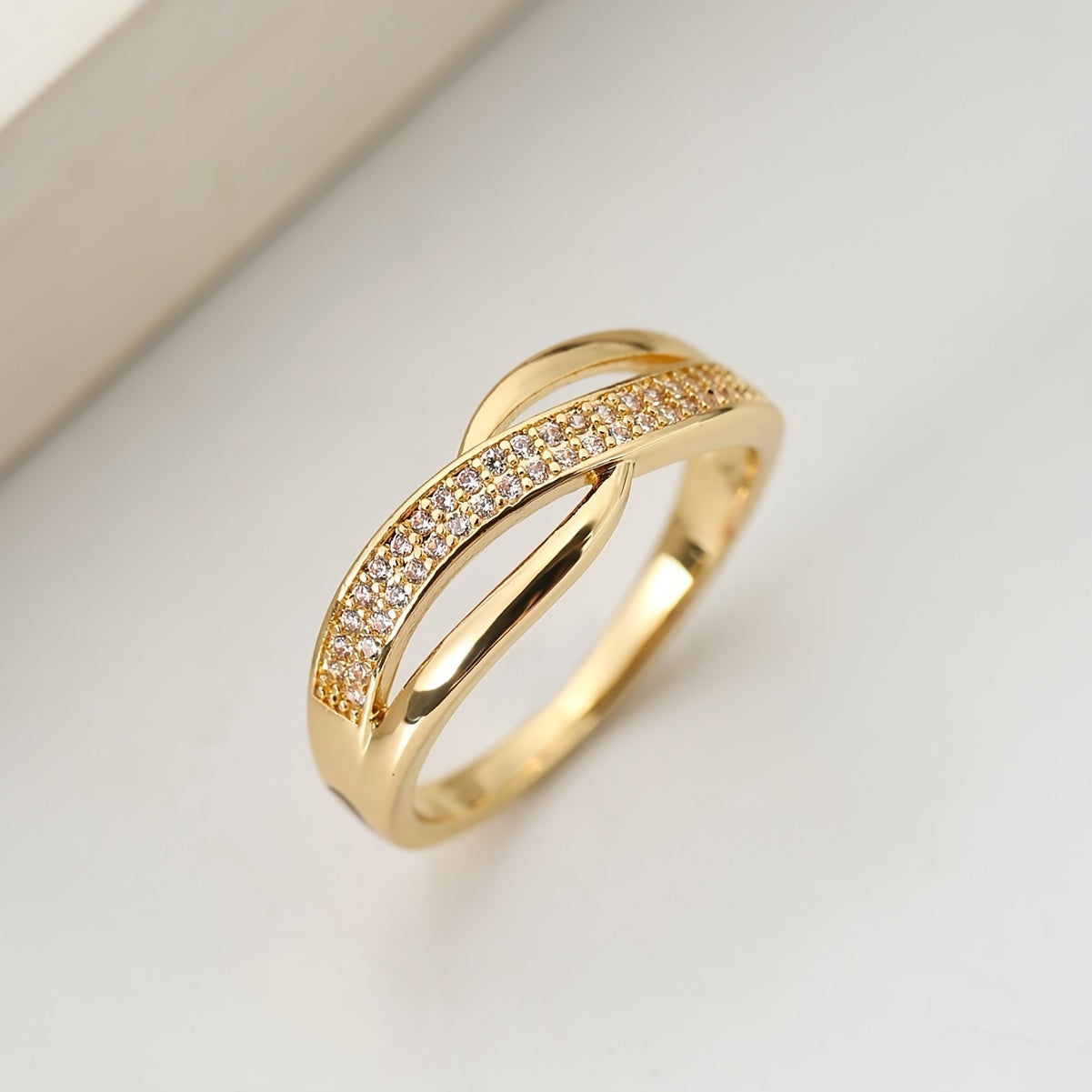 Elegant gullfarget crossover-ring med steiner