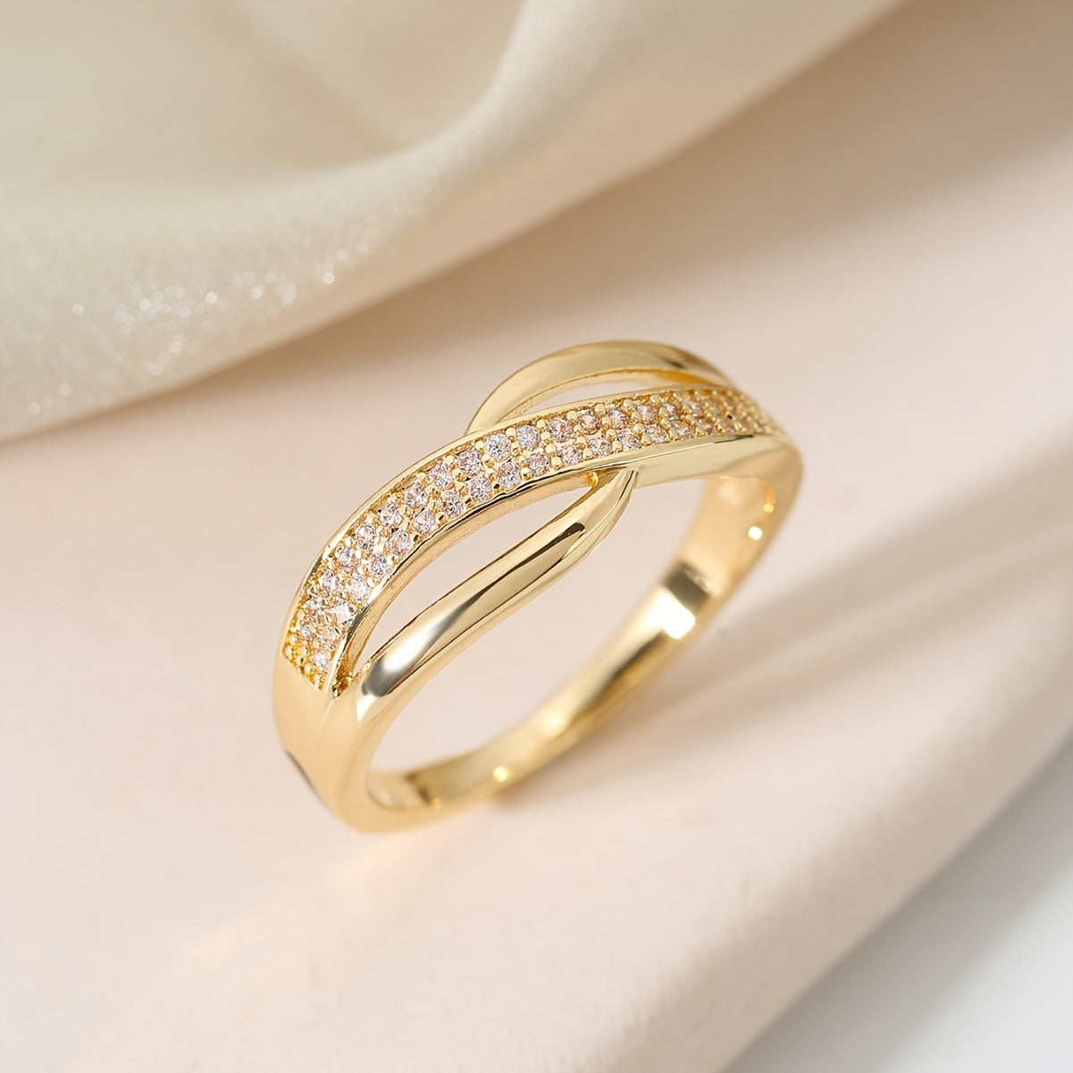 Elegant gullfarget crossover-ring med steiner