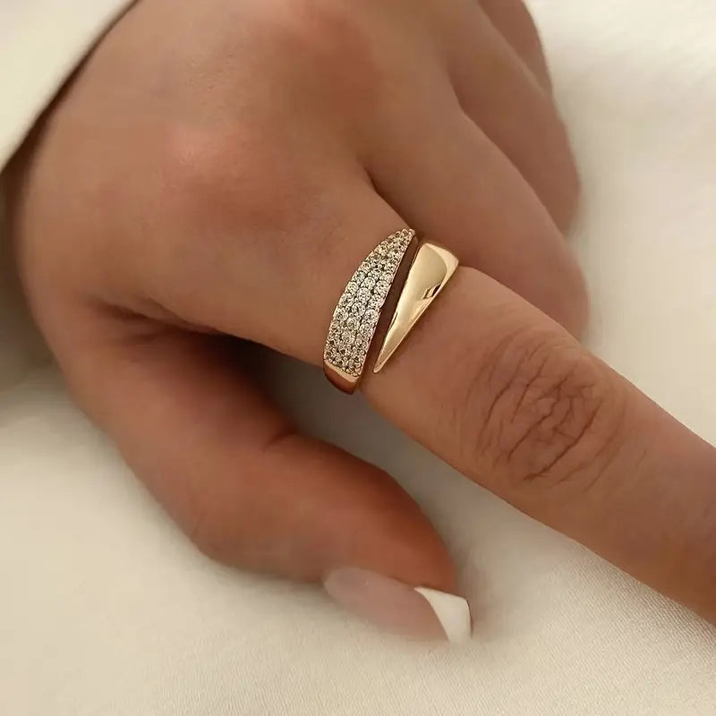 elegant ring med glitrende steiner